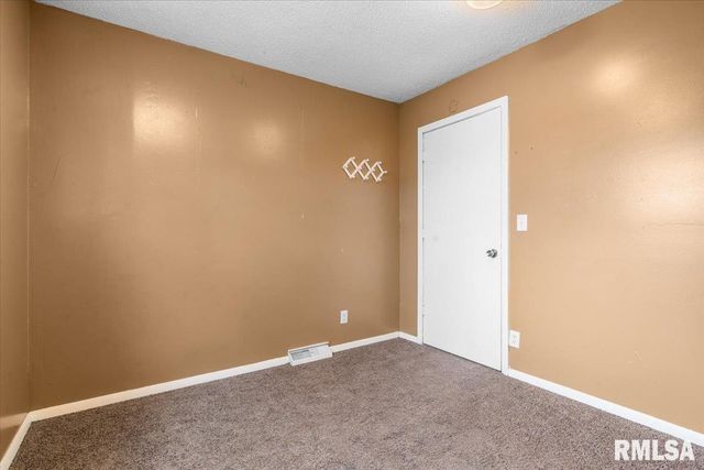 10 LANCELOT Drive, Rochester, IL 62563