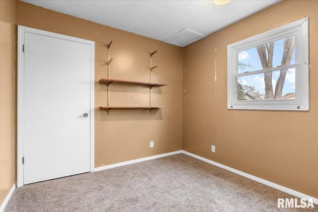 10 LANCELOT Drive, Rochester, IL 62563