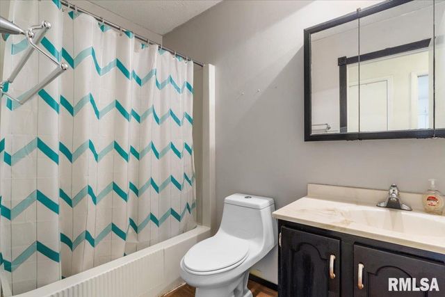 10 LANCELOT Drive, Rochester, IL 62563