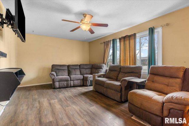 10 LANCELOT Drive, Rochester, IL 62563