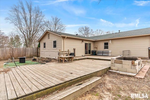 10 LANCELOT Drive, Rochester, IL 62563