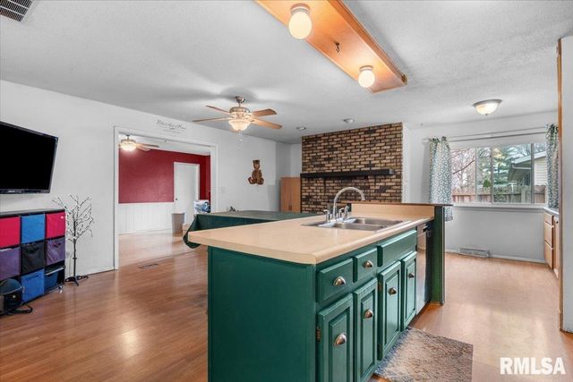 10 LANCELOT Drive, Rochester, IL 62563