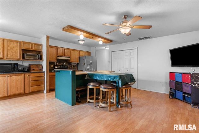 10 LANCELOT Drive, Rochester, IL 62563