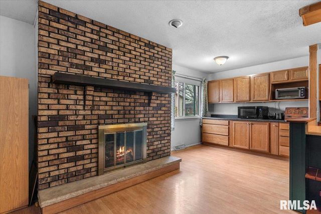 10 LANCELOT Drive, Rochester, IL 62563