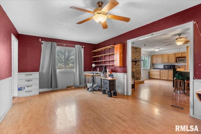 10 LANCELOT Drive, Rochester, IL 62563