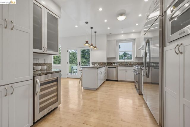 6375 Longcroft Dr, Oakland, CA 94611