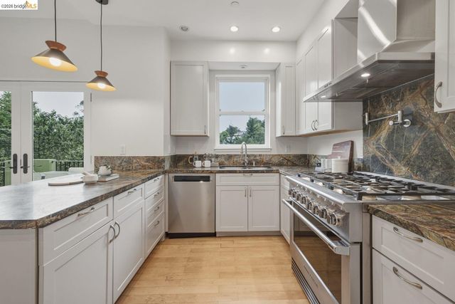 6375 Longcroft Dr, Oakland, CA 94611
