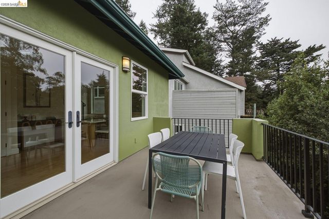 6375 Longcroft Dr, Oakland, CA 94611