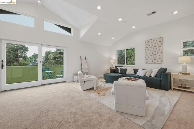6375 Longcroft Dr, Oakland, CA 94611