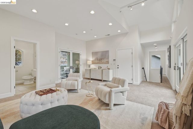 6375 Longcroft Dr, Oakland, CA 94611