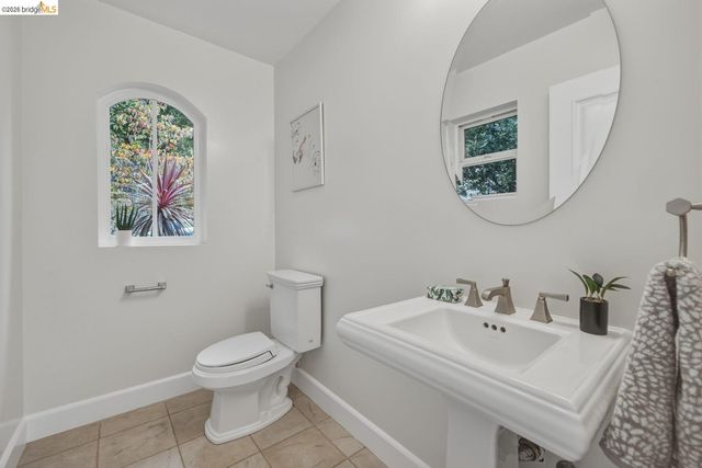 6375 Longcroft Dr, Oakland, CA 94611