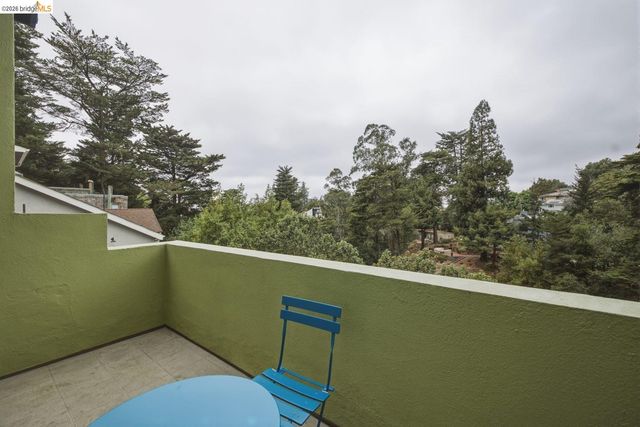 6375 Longcroft Dr, Oakland, CA 94611