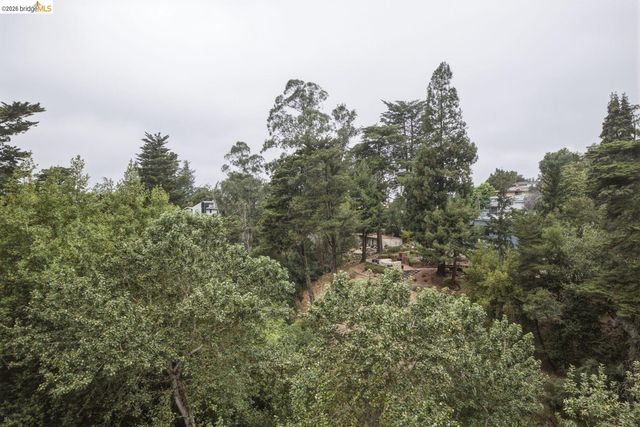 6375 Longcroft Dr, Oakland, CA 94611