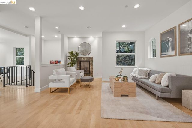 6375 Longcroft Dr, Oakland, CA 94611