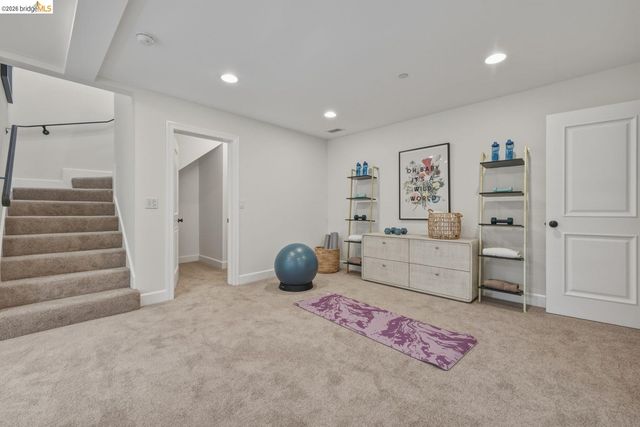 6375 Longcroft Dr, Oakland, CA 94611