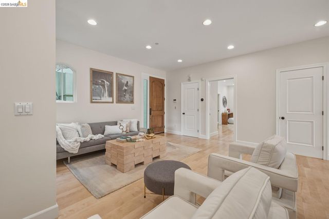 6375 Longcroft Dr, Oakland, CA 94611