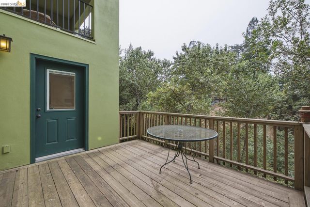 6375 Longcroft Dr, Oakland, CA 94611