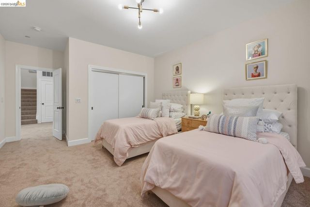 6375 Longcroft Dr, Oakland, CA 94611