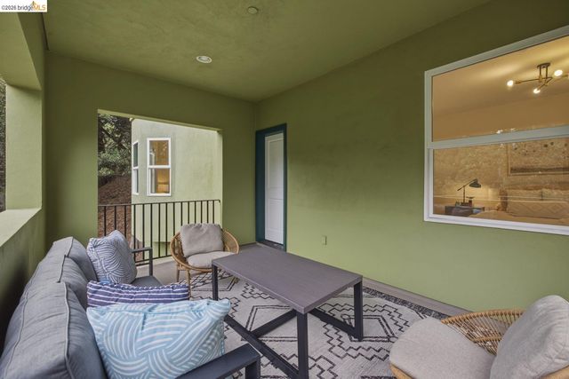 6375 Longcroft Dr, Oakland, CA 94611