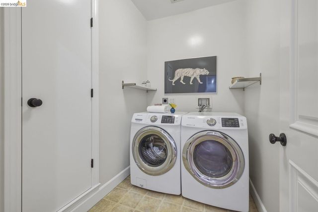 6375 Longcroft Dr, Oakland, CA 94611