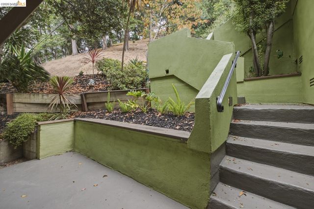 6375 Longcroft Dr, Oakland, CA 94611