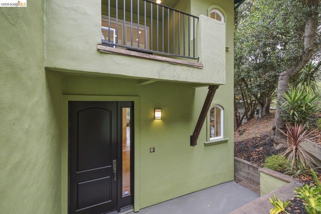 6375 Longcroft Dr, Oakland, CA 94611