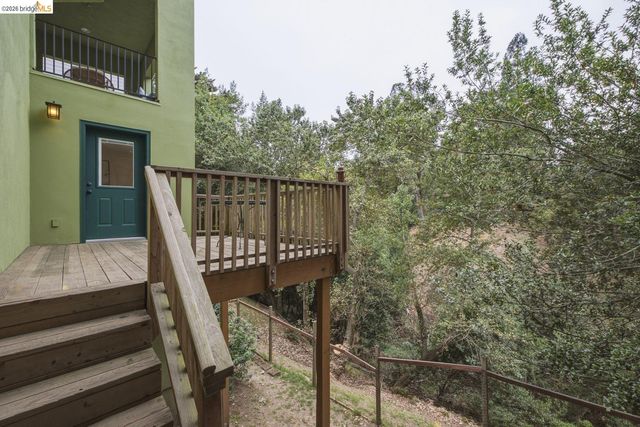 6375 Longcroft Dr, Oakland, CA 94611