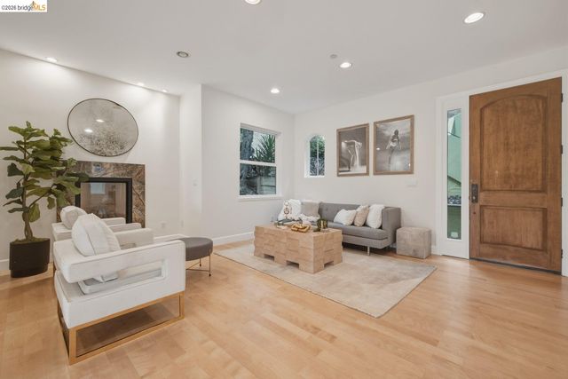 6375 Longcroft Dr, Oakland, CA 94611