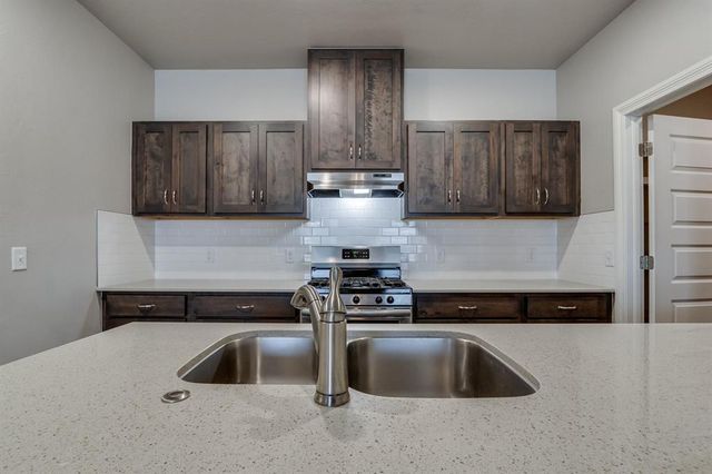 2208 Camino Del Plaza Lane, Edmond, OK 73013