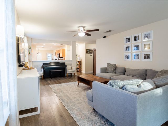 604 S Pauley DR, Hutto, TX 78634