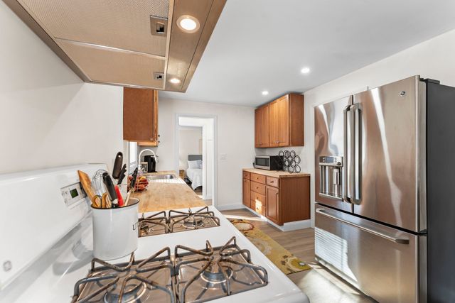 1011 Webster St, Needham, MA 02492