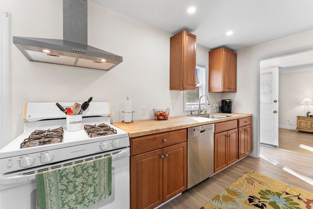 1011 Webster St, Needham, MA 02492