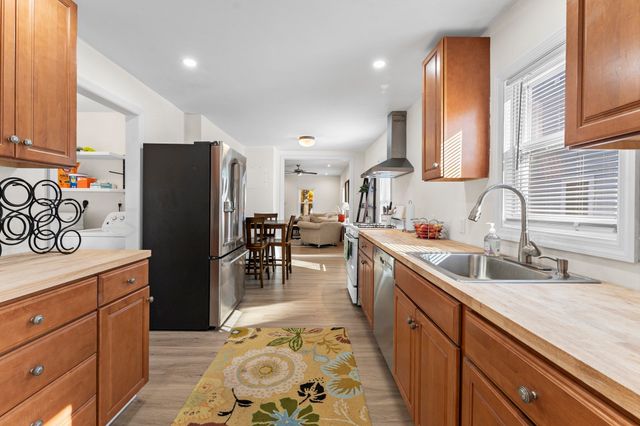1011 Webster St, Needham, MA 02492