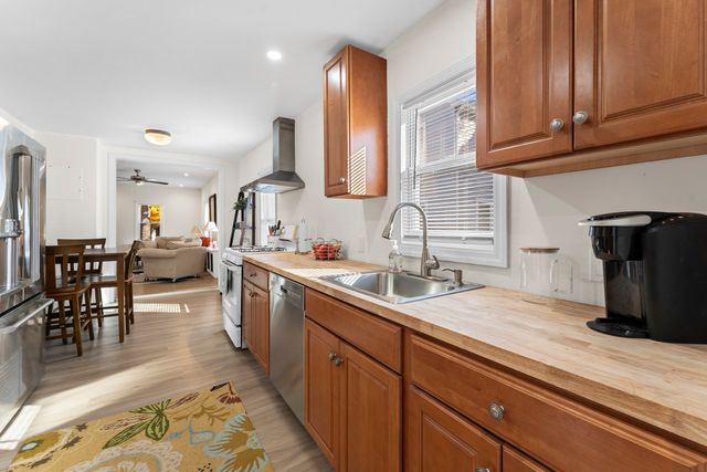 1011 Webster St, Needham, MA 02492