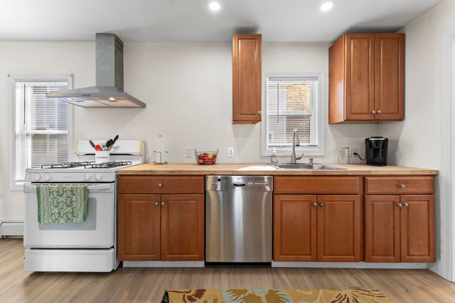 1011 Webster St, Needham, MA 02492