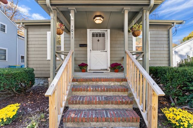 1011 Webster St, Needham, MA 02492