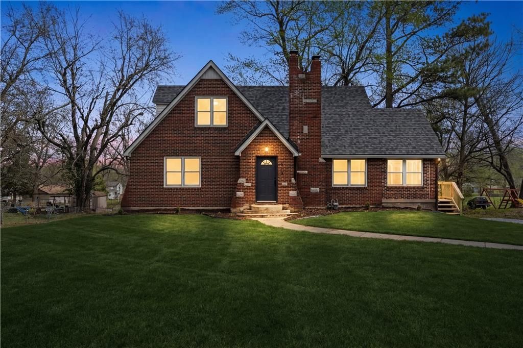 915 S Trail Ridge Drive, Independence, MO 64050