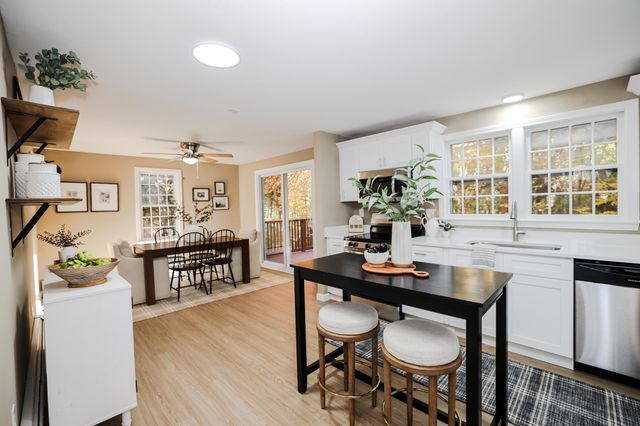 10 Chaucer Road, Nashua, NH 03062