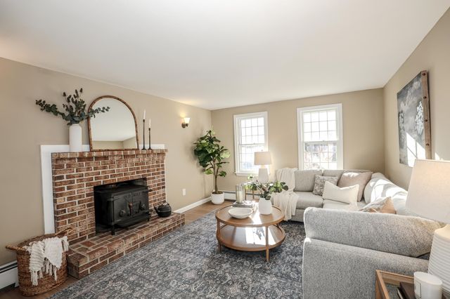 10 Chaucer Road, Nashua, NH 03062