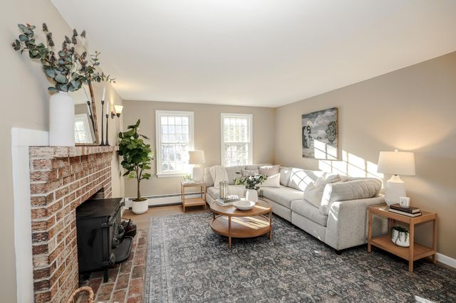 10 Chaucer Road, Nashua, NH 03062