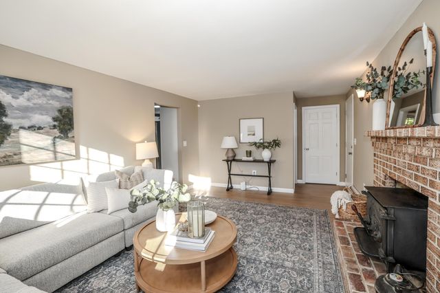 10 Chaucer Road, Nashua, NH 03062