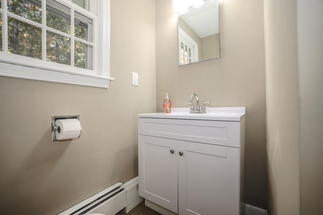 10 Chaucer Road, Nashua, NH 03062