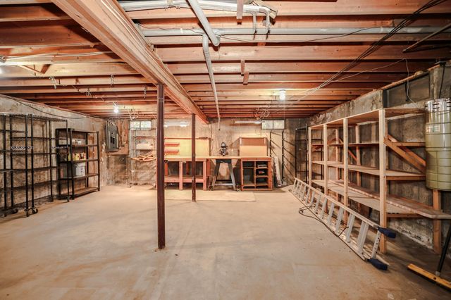 10 Chaucer Road, Nashua, NH 03062