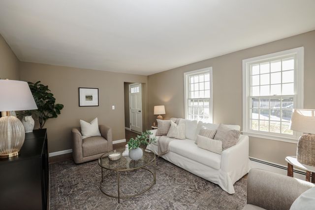10 Chaucer Road, Nashua, NH 03062