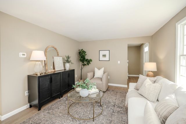 10 Chaucer Road, Nashua, NH 03062