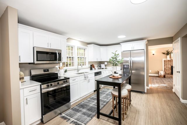 10 Chaucer Road, Nashua, NH 03062