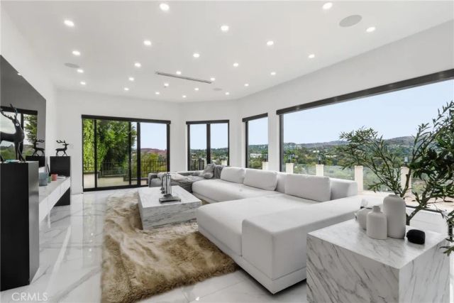 5252 Darro Road, Woodland Hills, CA 91364