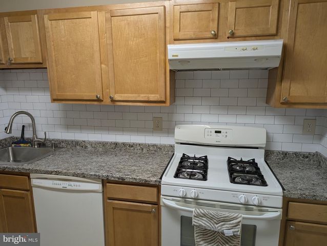 66 CHATHAM, Hightstown, NJ 08520