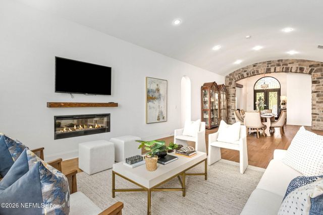 5226 COMMISSIONERS Drive, Jacksonville, FL 32224