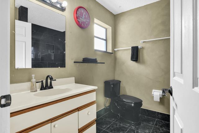 828 Mcintosh Street, West Palm Beach, FL 33405